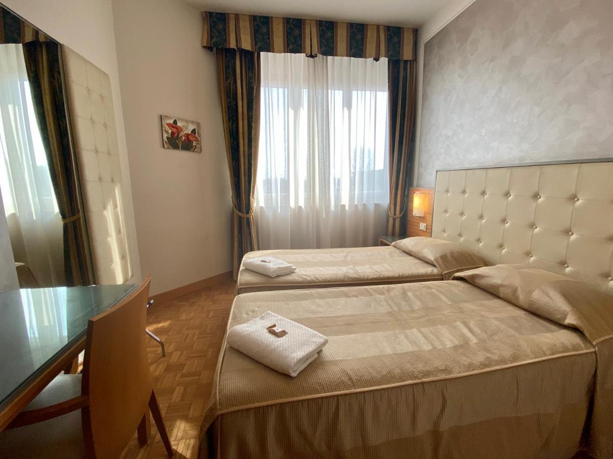 Hotel Riviera Сеґрате Екстер'єр фото