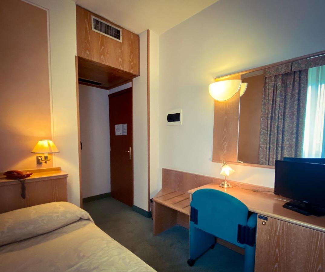Hotel Riviera Сеґрате Екстер'єр фото