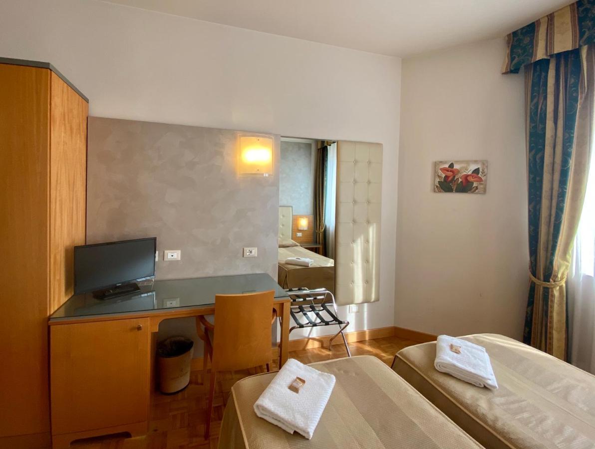 Hotel Riviera Сеґрате Екстер'єр фото