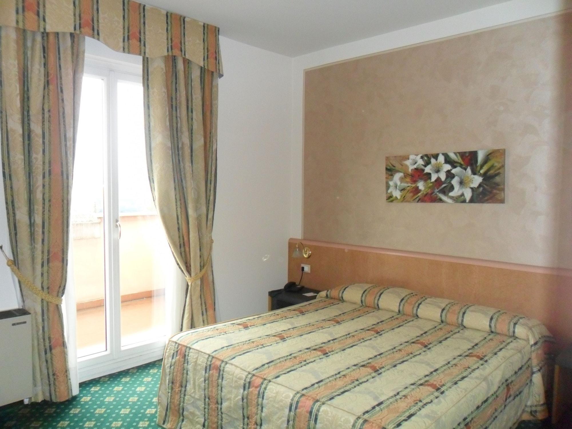 Hotel Riviera Сеґрате Екстер'єр фото
