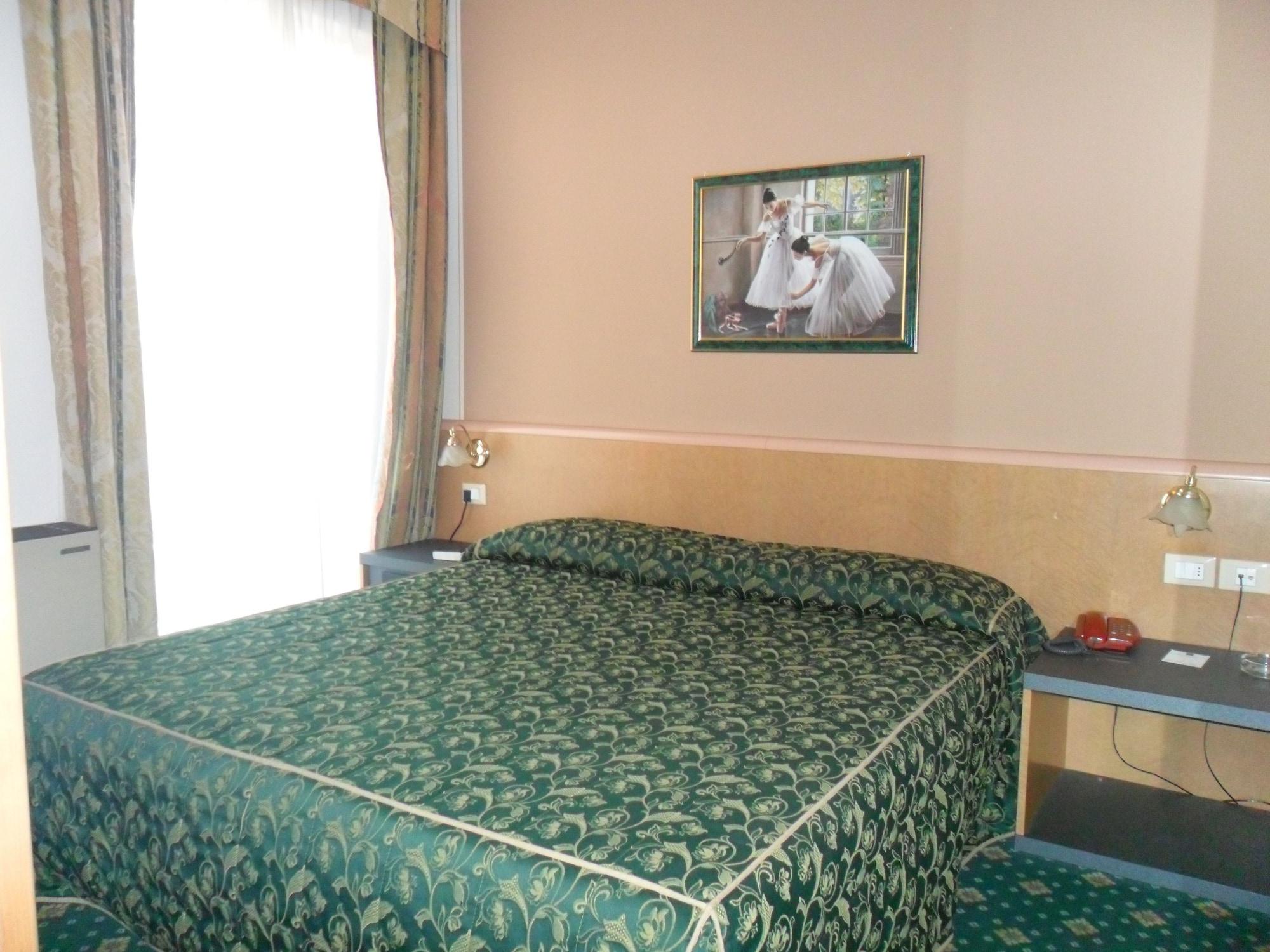 Hotel Riviera Сеґрате Екстер'єр фото