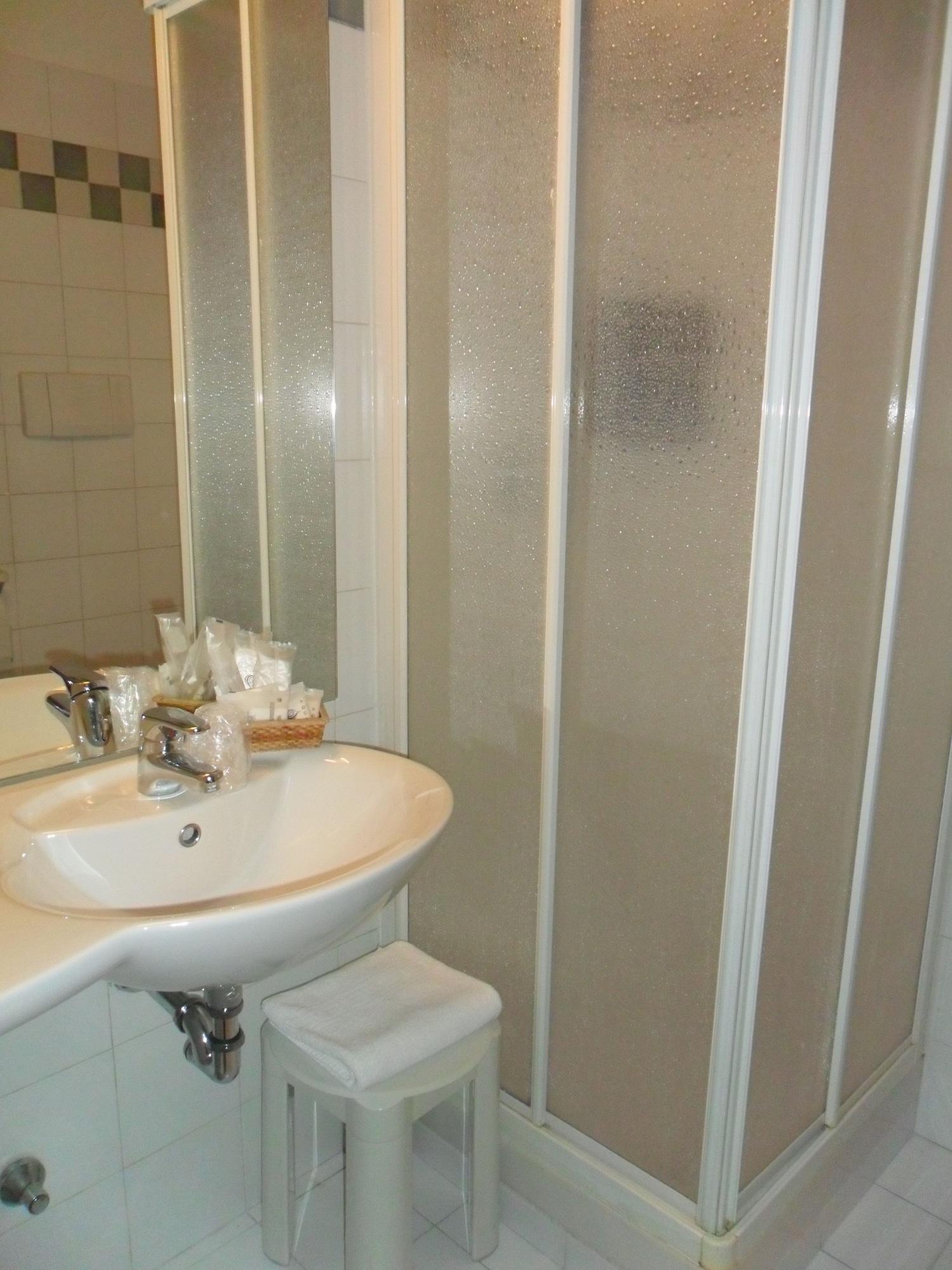 Hotel Riviera Сеґрате Екстер'єр фото