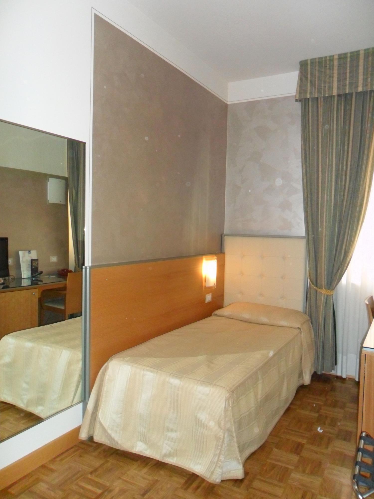 Hotel Riviera Сеґрате Екстер'єр фото