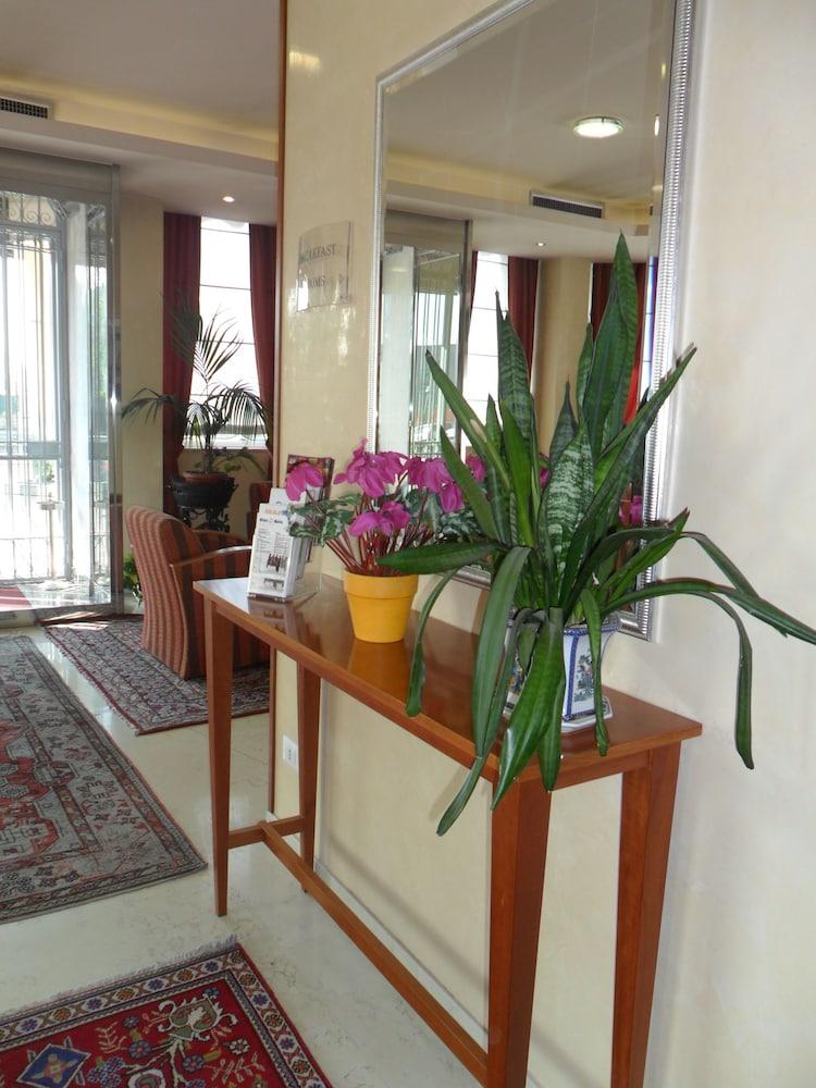 Hotel Riviera Сеґрате Екстер'єр фото