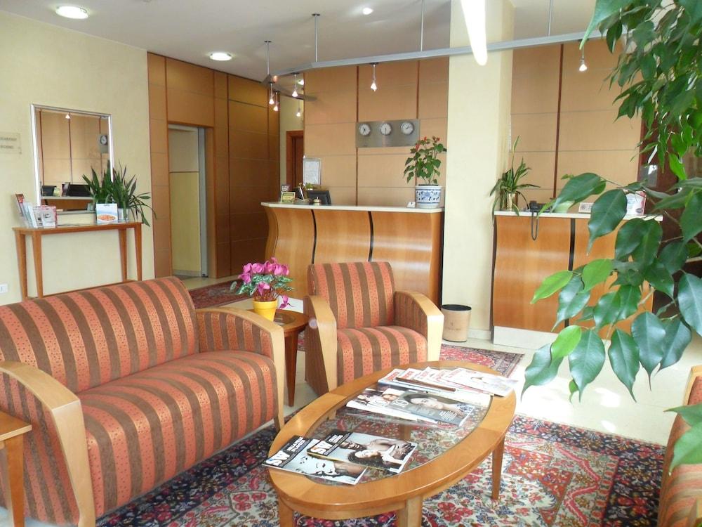 Hotel Riviera Сеґрате Екстер'єр фото