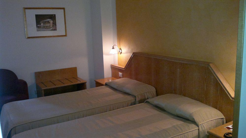Hotel Riviera Сеґрате Екстер'єр фото
