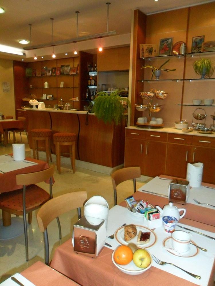 Hotel Riviera Сеґрате Екстер'єр фото